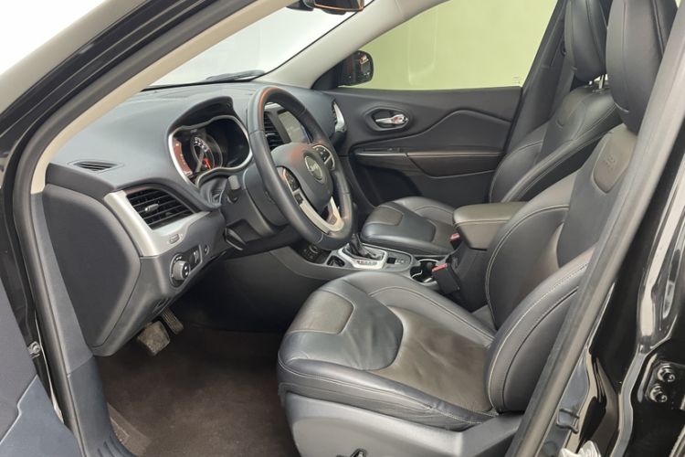 Used Jeep Cherokee 2020 2.0L Two-Wheel Drive Classic Sports Edition Left Front Seat