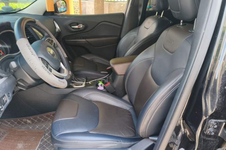 Used Jeep Cherokee 2020 2.0L Two-Wheel Drive Classic Sports Edition Left Front Seat