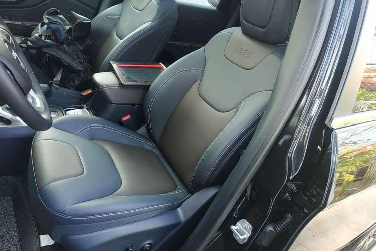 Used Jeep Cherokee 2020 2.0L Two-Wheel Drive Classic Sports Edition Left Front Seat
