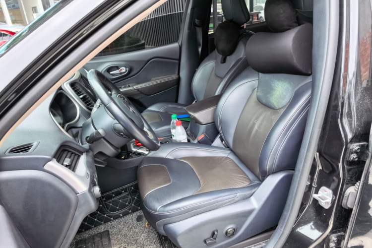 Used Jeep Cherokee 2020 2.0L Two-Wheel Drive Classic Sports Edition Left Front Seat