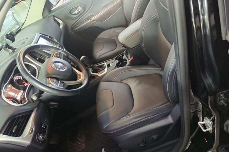Used Jeep Cherokee 2020 2.0L Two-Wheel Drive Classic Sports Edition Left Front Seat