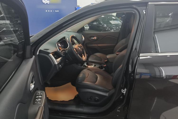 Used Jeep Cherokee 2020 2.0L Two-Wheel Drive Classic Sports Edition Left Front Seat