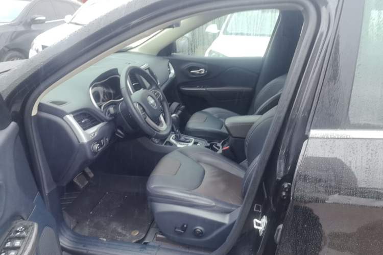 Used Jeep Cherokee 2020 2.0L Two-Wheel Drive Classic Sports Edition Left Front Seat