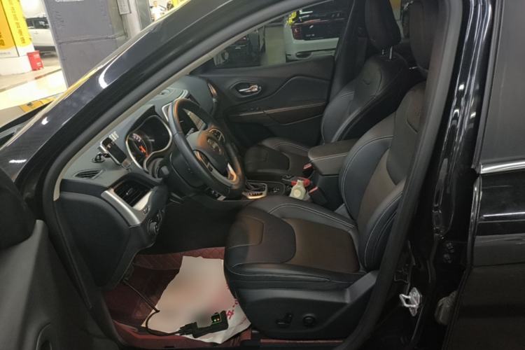Used Jeep Cherokee 2020 2.0L Two-Wheel Drive Classic Sports Edition Left Front Seat