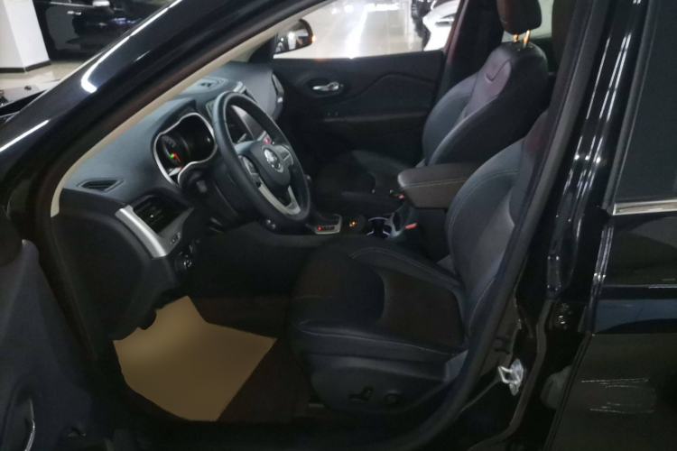 Used Jeep Cherokee 2020 2.0L Two-Wheel Drive Classic Sports Edition Left Front Seat