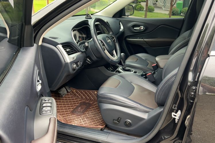 Used Jeep Cherokee 2020 2.0L Two-Wheel Drive Classic Sports Edition Left Front Seat