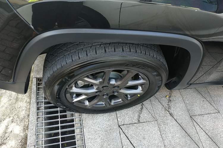 Used Jeep Cherokee 2020 2.0L Two-Wheel Drive Classic Sports Edition Left Front Wheel Hub