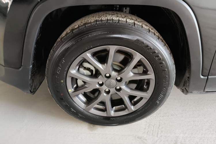 Used Jeep Cherokee 2020 2.0L Two-Wheel Drive Classic Sports Edition Left Front Wheel Hub