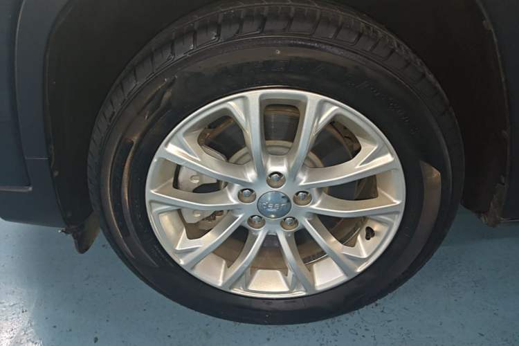 Used Jeep Cherokee 2020 2.0L Two-Wheel Drive Safety Upgrade Edition Left Front Wheel Hub