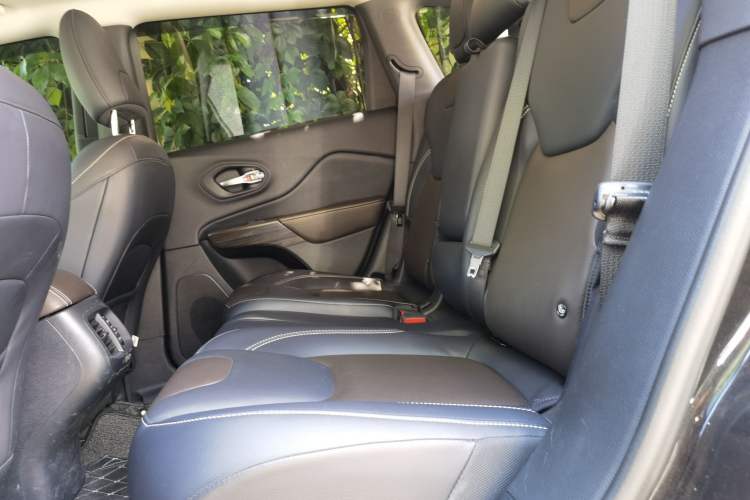 Used Jeep Cherokee 2020 2.0L Two-Wheel Drive Classic Sports Edition Left Rear Seat