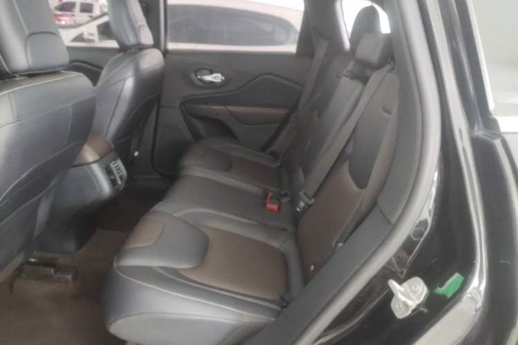 Used Jeep Cherokee 2020 2.0L Two-Wheel Drive Classic Sports Edition Left Rear Seat