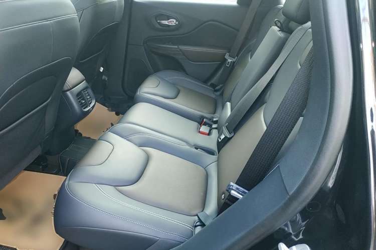Used Jeep Cherokee 2020 2.0L Two-Wheel Drive Classic Sports Edition Left Rear Seat