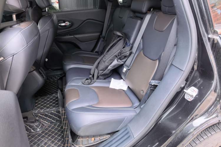 Used Jeep Cherokee 2020 2.0L Two-Wheel Drive Classic Sports Edition Left Rear Seat