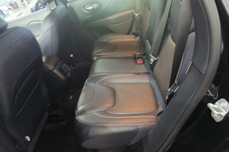 Used Jeep Cherokee 2020 2.0L Two-Wheel Drive Classic Sports Edition Left Rear Seat