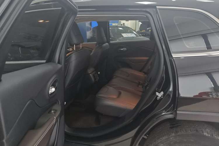Used Jeep Cherokee 2020 2.0L Two-Wheel Drive Classic Sports Edition Left Rear Seat