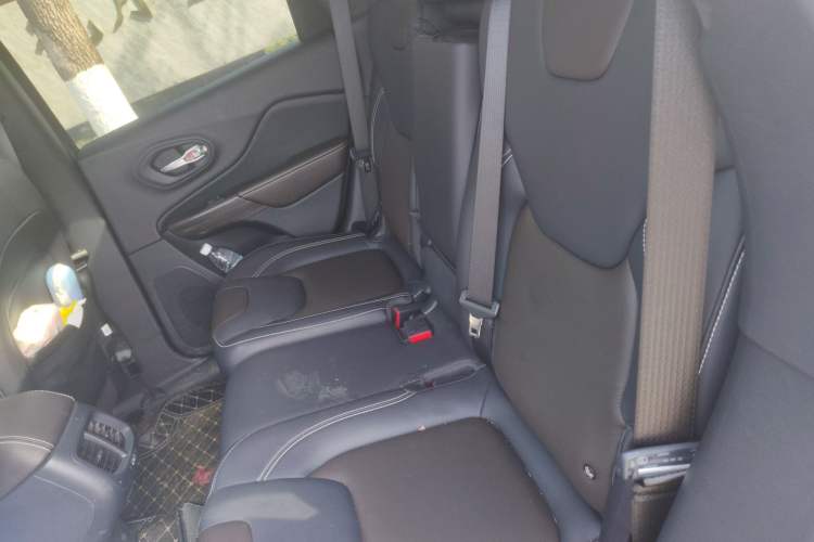 Used Jeep Cherokee 2020 2.0L Two-Wheel Drive Classic Sports Edition Left Rear Seat