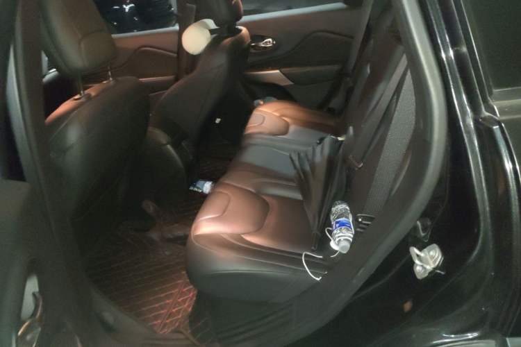 Used Jeep Cherokee 2020 2.0T Two-Wheel Drive Leading Edition Left Rear Seat