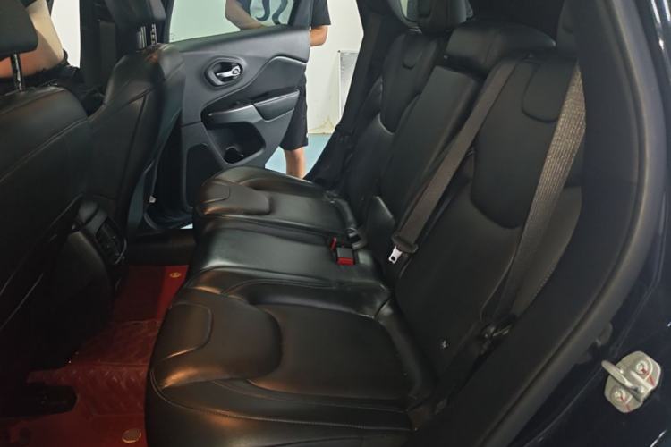 Used Jeep Cherokee 2020 2.0L Two-Wheel Drive Safety Upgrade Edition Left Rear Seat