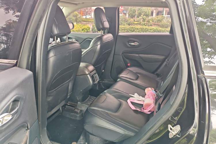 Used Jeep Cherokee 2020 2.0L Two-Wheel Drive Classic Sports Edition Left Rear Seat