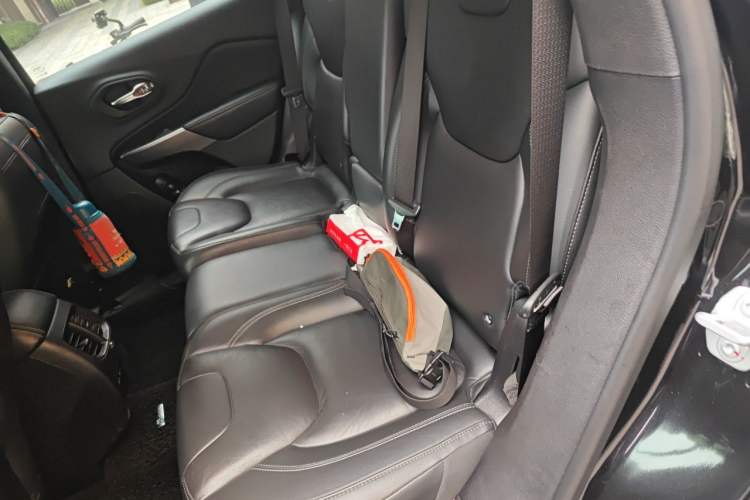 Used Jeep Cherokee 2020 2.0T Four-Wheel Drive Elite Edition Left Rear Seat