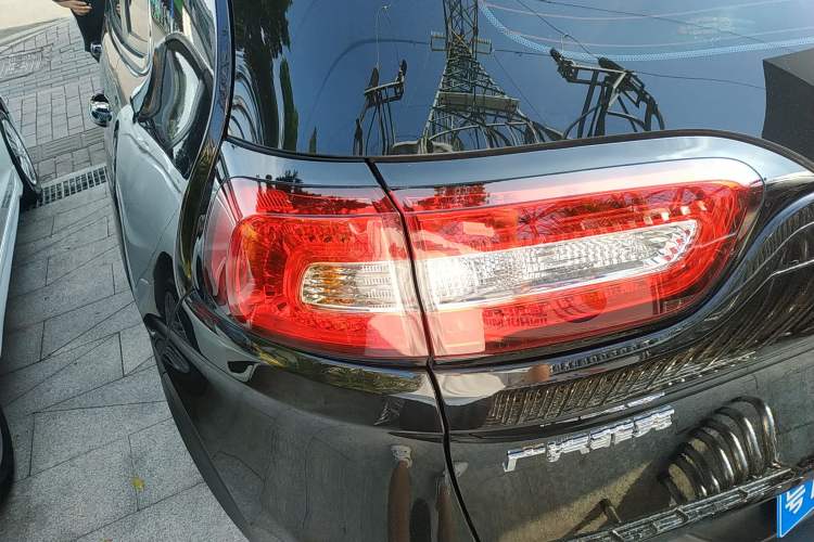 Used Jeep Cherokee 2020 2.0L Two-Wheel Drive Classic Sports Edition Left Rear Taillight
