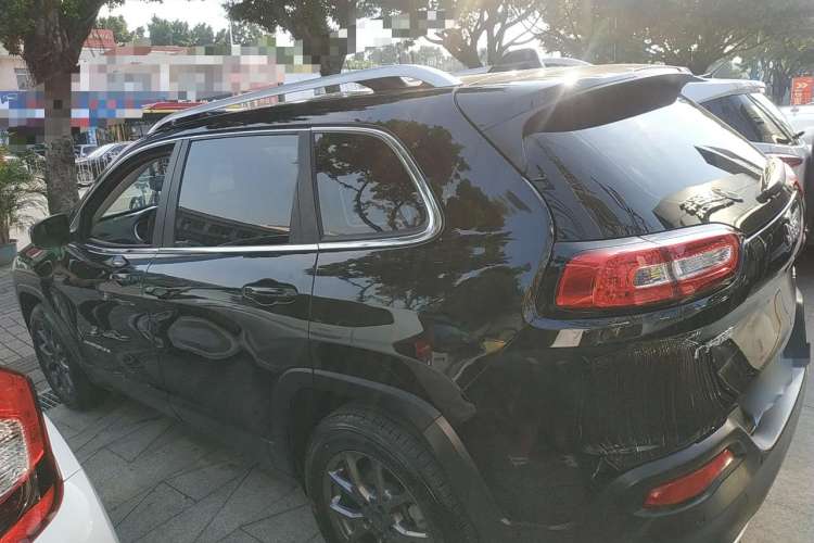 Used Jeep Cherokee 2020 2.0L Two-Wheel Drive Classic Sports Edition Left Side