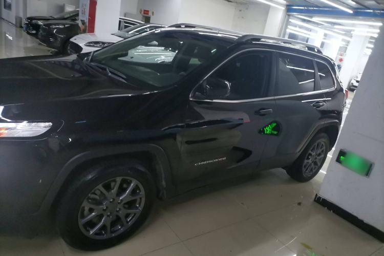 Used Jeep Cherokee 2020 2.0L Two-Wheel Drive Classic Sports Edition Left Side
