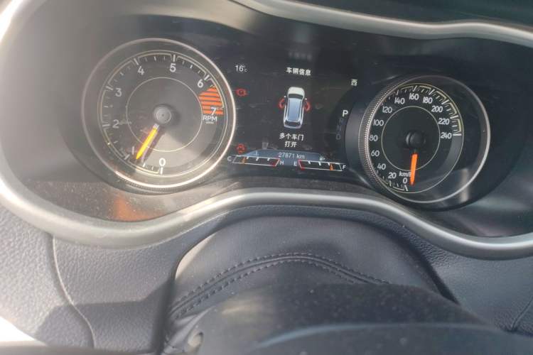 Used Jeep Cherokee 2020 2.0L Two-Wheel Drive Classic Sports Edition Odometer Close Up