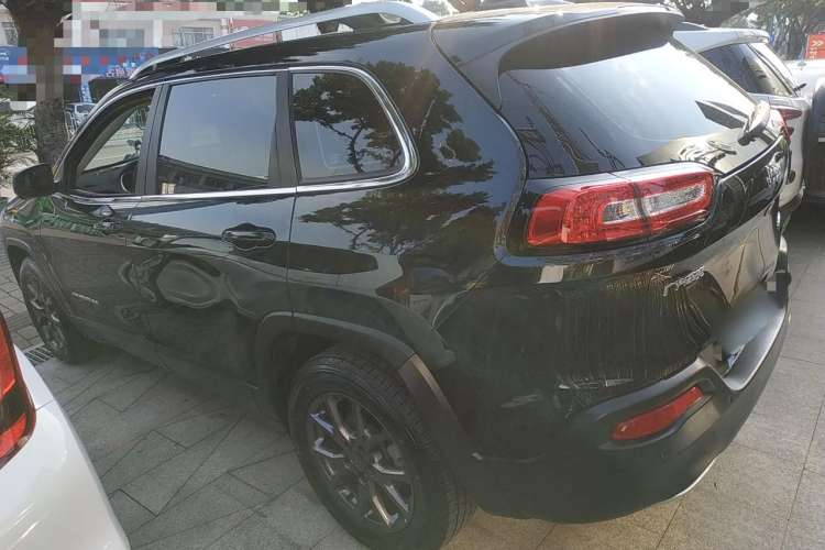 Used Jeep Cherokee 2020 2.0L Two-Wheel Drive Classic Sports Edition Rear Left 45 Deg