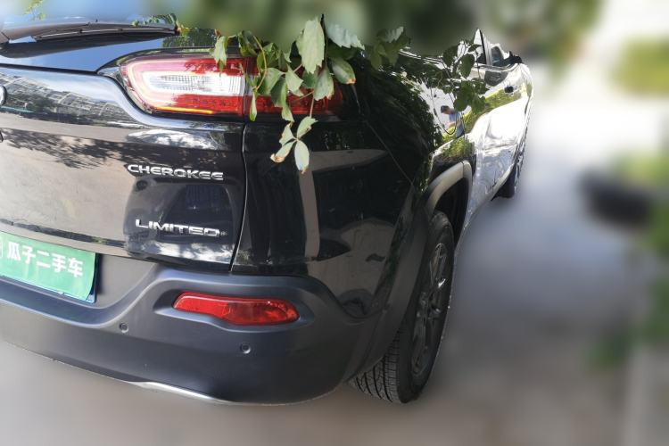 Used Jeep Cherokee 2020 2.0L Two-Wheel Drive Classic Sports Edition Rear Right 45 Deg
