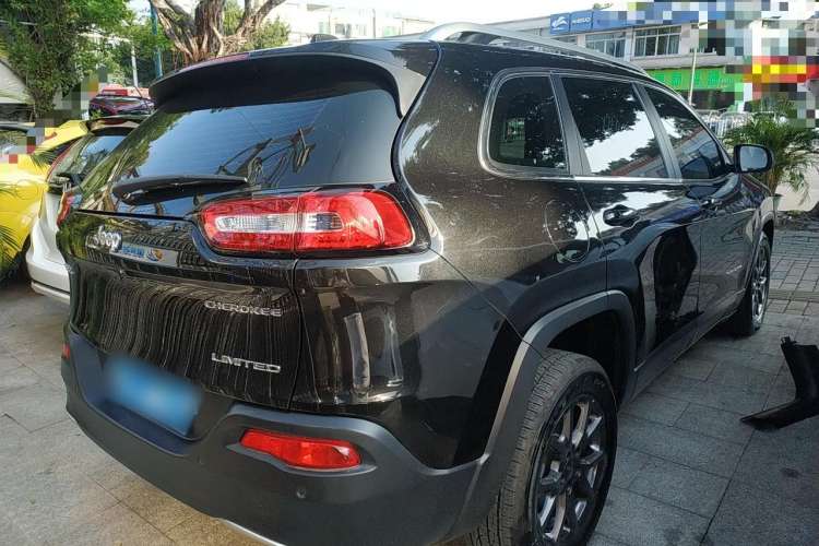 Used Jeep Cherokee 2020 2.0L Two-Wheel Drive Classic Sports Edition Rear Right 45 Deg