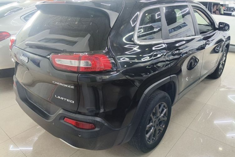 Used Jeep Cherokee 2020 2.0L Two-Wheel Drive Classic Sports Edition Rear Right 45 Deg