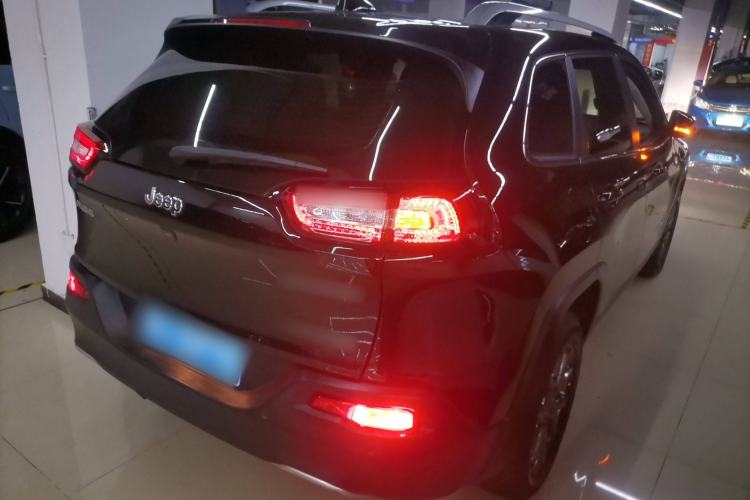 Used Jeep Cherokee 2020 2.0L Two-Wheel Drive Classic Sports Edition Rear Right 45 Deg