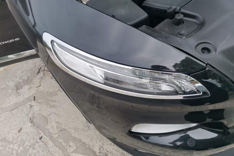Used Jeep Cherokee 2020 2.0L Two-Wheel Drive Classic Sports Edition Right Front Headlight