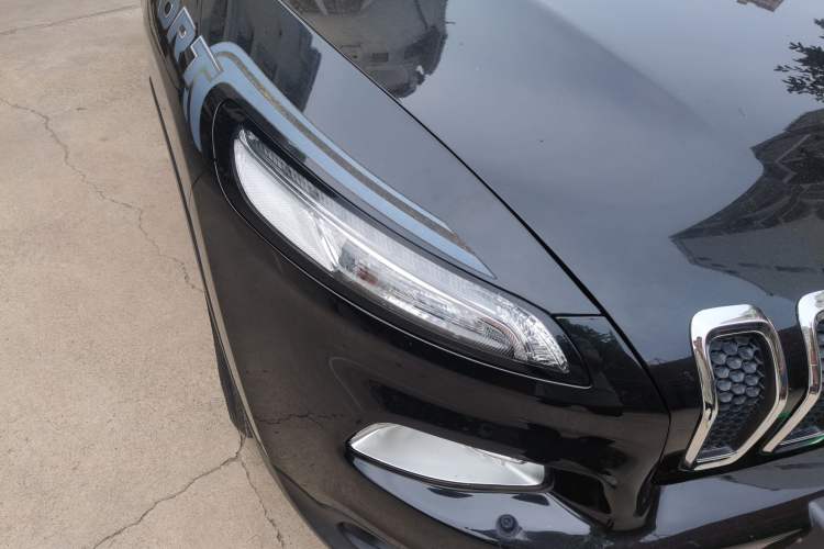 Used Jeep Cherokee 2020 2.0L Two-Wheel Drive Classic Sports Edition Right Front Headlight