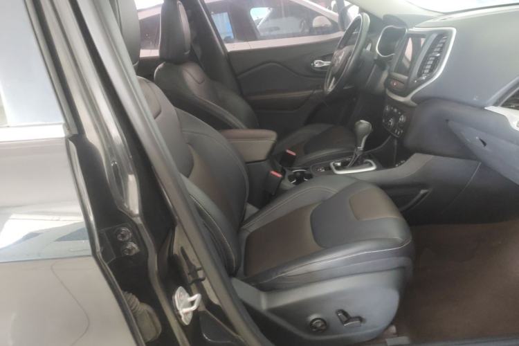 Used Jeep Cherokee 2020 2.0L Two-Wheel Drive Classic Sports Edition Right Front Seat