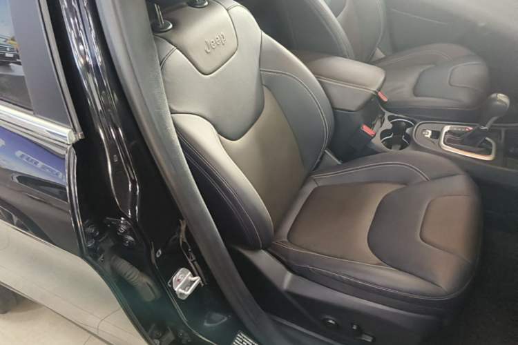Used Jeep Cherokee 2020 2.0L Two-Wheel Drive Classic Sports Edition Right Front Seat