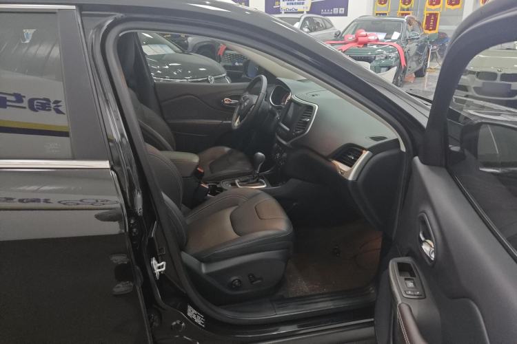 Used Jeep Cherokee 2020 2.0L Two-Wheel Drive Classic Sports Edition Right Front Seat