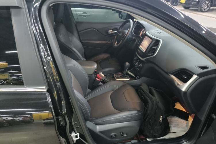 Used Jeep Cherokee 2020 2.0L Two-Wheel Drive Classic Sports Edition Right Front Seat