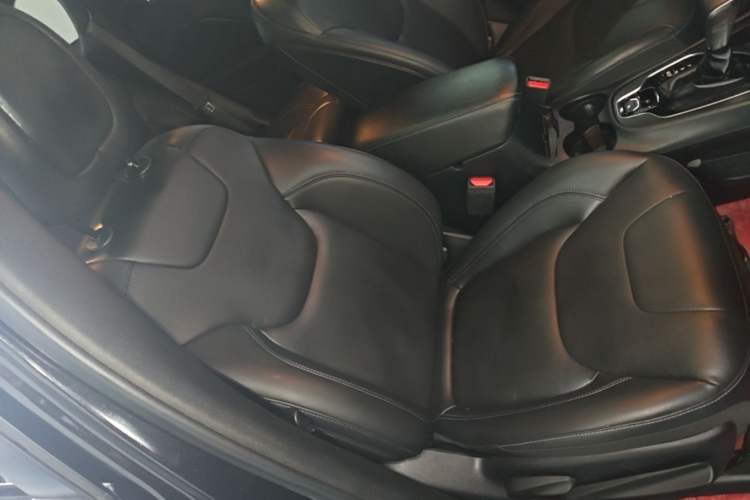 Used Jeep Cherokee 2020 2.0L Two-Wheel Drive Safety Upgrade Edition Right Front Seat