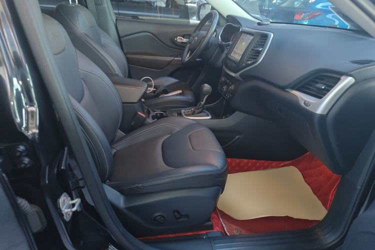 Used Jeep Cherokee 2020 2.0L Two-Wheel Drive Classic Sports Edition Right Front Seat