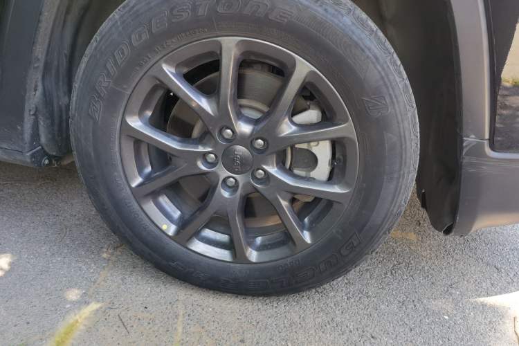 Used Jeep Cherokee 2020 2.0L Two-Wheel Drive Classic Sports Edition Right Front Wheel Hub