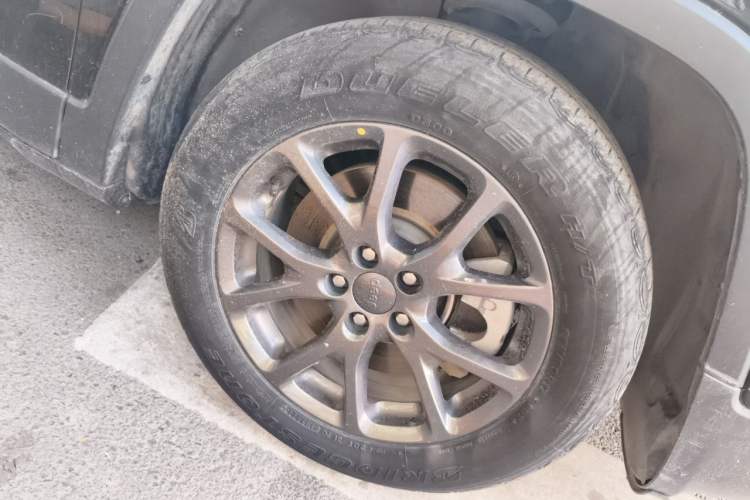Used Jeep Cherokee 2020 2.0L Two-Wheel Drive Classic Sports Edition Right Front Wheel Hub