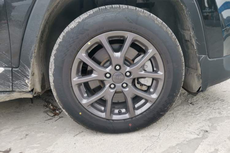 Used Jeep Cherokee 2020 2.0L Two-Wheel Drive Classic Sports Edition Right Front Wheel Hub