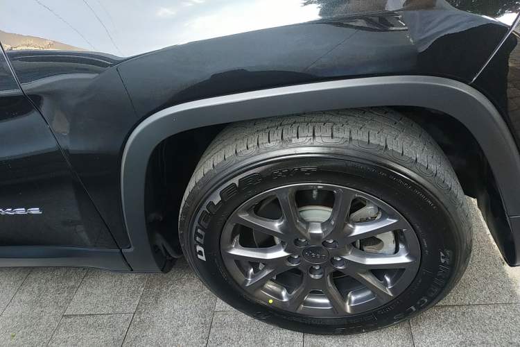 Used Jeep Cherokee 2020 2.0L Two-Wheel Drive Classic Sports Edition Right Front Wheel Hub