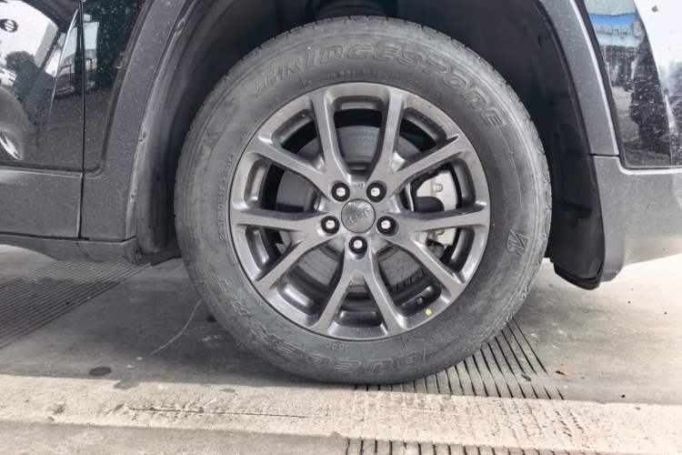Used Jeep Cherokee 2020 2.0L Two-Wheel Drive Classic Sports Edition Right Front Wheel Hub