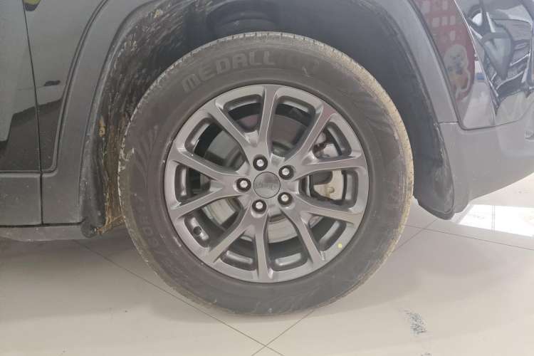 Used Jeep Cherokee 2020 2.0L Two-Wheel Drive Classic Sports Edition Right Front Wheel Hub