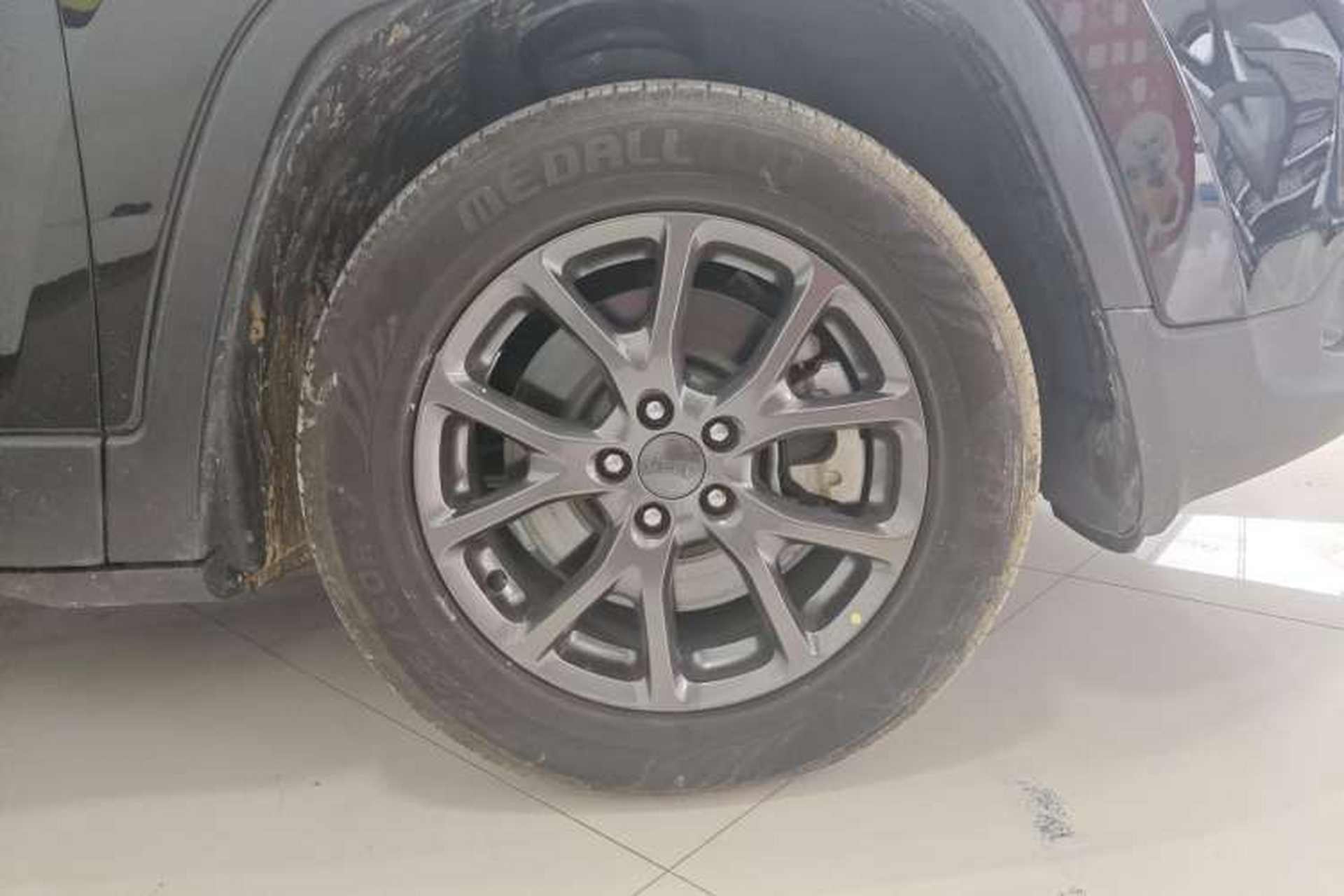 Used Jeep Cherokee 2020 2.0L Two-Wheel Drive Classic Sports Edition Right Front Wheel Hub