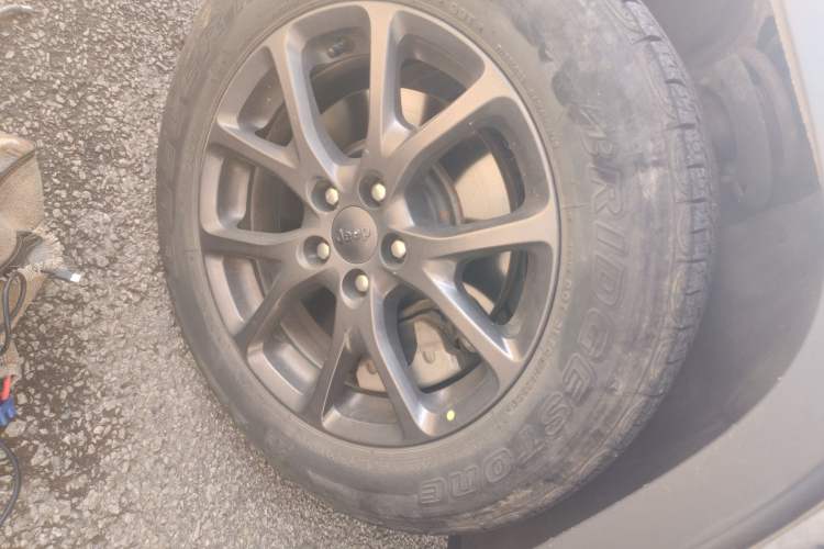 Used Jeep Cherokee 2020 2.0L Two-Wheel Drive Classic Sports Edition Right Front Wheel Hub