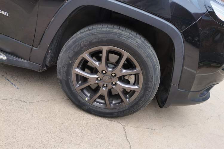 Used Jeep Cherokee 2020 2.0L Two-Wheel Drive Classic Sports Edition Right Front Wheel Hub